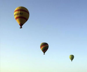   مصر اليوم - البالون الطائر يعاود التحليق في سماء الأقصر