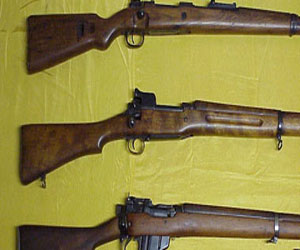 مصر اليوم - ضبط 3 بنادق مع راكب روسي بالمطار يشتبه في أثريتها