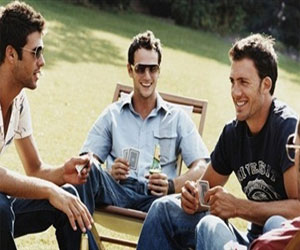   مصر اليوم - خروج الرجال مع أصدقائهم مرتين إسبوعيًا يحافظ على صحتهم