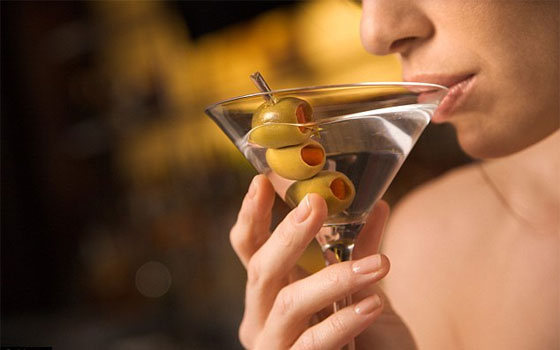 مصر اليوم - الإسراف في شرب الكحول يفسد الحميّة الغذائيّة ويساعد على تراكم الدهون