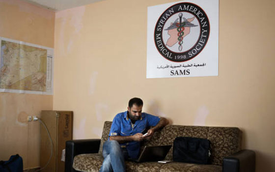 مصر اليوم - الأطباء السُّوريين يخاطرون بحياتهم لتسليط الضوء على استخدام الأسلحة الكيميائية