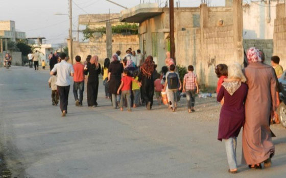   مصر اليوم - مدينة القريتين الحمصيَّة تستقبل 10 آلاف نازح من بلدتي مهين وحوارين