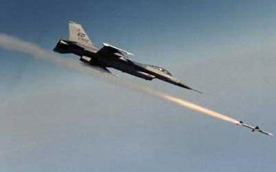   مصر اليوم - الطيرانُ الحربيُّ يشن 5 غارات على دير الزور 3 منها فوق الرشديَّة