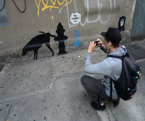   مصر اليوم - الشرطة في نيويورك تمنع بانكسي من إنجاز رسم جديد