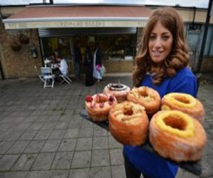   مصر اليوم - لندن تشهد فورة في الحلويات الهجينة