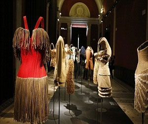 مصر اليوم - أزياء روشاس تُجسِّد معاني الأناقة والأنوثة