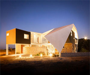 مصر اليوم - منزل في السلفادور يعطى إحساسًا وكأنه على وشك الطيران