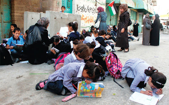 مصر اليوم - حكومة حماس تدرج المقاومة وتحرير فلسطين ضمن منهاج التربية الوطنيَّة في قطاع غزَّة