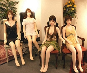   مصر اليوم - ممثل هزلي بريطاني يسوّق لدمية جنسية سمّاها 'الحاخام الهائج'