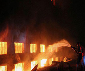   مصر اليوم - السيطرة على حريق هائل شب في مصنع للبلاستيك في شبرا الخيمة