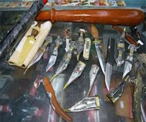   مصر اليوم - ضبط 40 قطعة سلاح أبيض فى حملة أمنيه في مدينة سفاجا