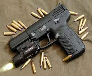   مصر اليوم - إصابة عامل بطلْقٍ ناريٍّ في سوهاج بسبب النِّزاع على قطعة أرض