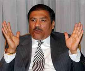   مصر اليوم - السادات يطالب بمادّة خاصّة للجيش في الدستور الجديد