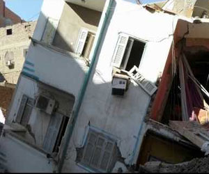   مصر اليوم - سكان العَقار المُنهار في نجع حَمّادِي يتَّهمون المسؤولين بالإهمال