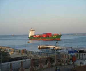   مصر اليوم - غرق أسرة من 4 افراد في بورسعيد أثر سقوط سيارتهم في المجري الملاحي لقناة السويس