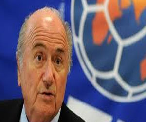   مصر اليوم - بلاتر يدعو لتشديد العقوبات على الأندية التي تردد جماهيرها هتافات عنصرية