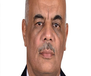   مصر اليوم - مدير أمن سوهاج يتقدَّم جنازة أمين شرطة قتلته جماعة مسلّحة في طما