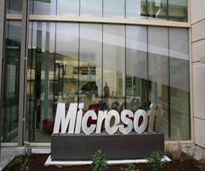 مصر اليوم - مايكروسوفت تضع كمبيوتر لوحي بارتفاع 17 قدمًا فى ميدان وسط لندن