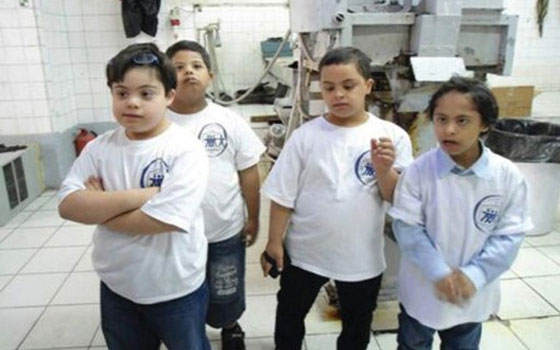   مصر اليوم - الأم العراقية الموظفة تحصل على راتبها كاملاً أثناء رعاية طفلها المعاق