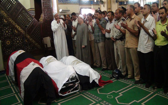   مصر اليوم - زملاء الشهداء الثلاثة يطالبون بالقصاص من الجناة