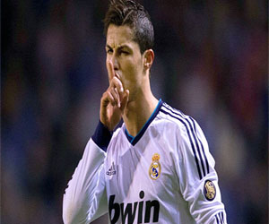   مصر اليوم - رونالدو يواجه شبح الإيقاف بعد إشاراته لحكم الكلاسيكو الإسباني