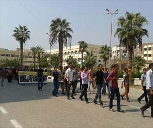   مصر اليوم - تظاهرة أمام جامعة الفيوم احتجاجًا على خفض أعداد المقبولين