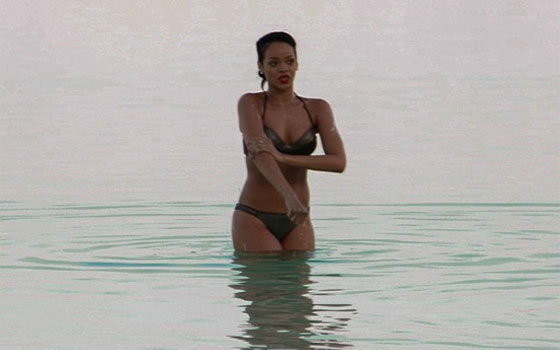 مصر اليوم - ريهانا ترتدي البيكيّني وتسبحُ في البحر الميت قبل حفلهِا في تلِ أبيب