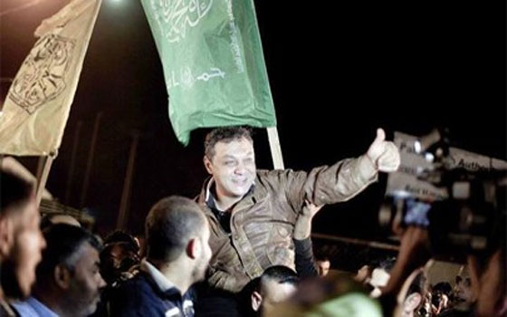   مصر اليوم - 26 أسيرًا فلسطينيًا راقبوا شروق شمس الحريَّة بعد إطلاق سراحهم من سجون الاحتلال