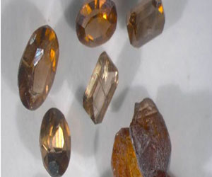   مصر اليوم - العثور على قطع من الكريستال الصخري والسيراميك في جزيرة مايوت