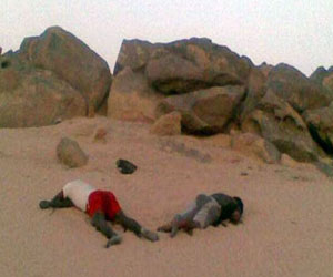   مصر اليوم - الناجي المصري الوحيد من المتسللين المفقودين بصحراء ليبيا يتعرف على جثتين