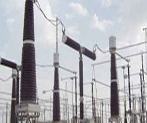   مصر اليوم - عمال الإنشاءات في السويس يغلقون بوابات محطة كهرباء العين السخنة