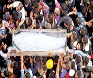   مصر اليوم - تشييع جثمان ضحيِّة السَّطو المُسلَّح في رأس غارب