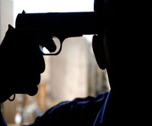   مصر اليوم - شرطي بريطاني ينتحر بإطلاق النار على نفسه بسبب خيانة صديقته