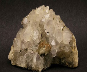   مصر اليوم - العثور على قطع من الكريستال الصخري والسيراميك في جزيرة مايوت