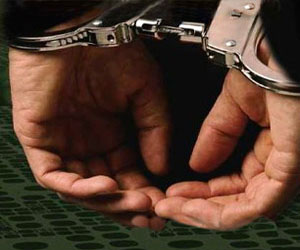   مصر اليوم - القبض على عاملين وشرطيّ لتهمة التنقيب عن الآثار في سوهاج