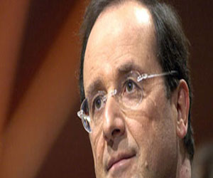   مصر اليوم - أولاند يستقبل الرهائن الفرنسيين المحررين