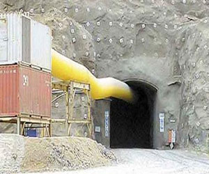   مصر اليوم - نقل شحنة ذهب من منجم السكري لتنقيتها في كندا