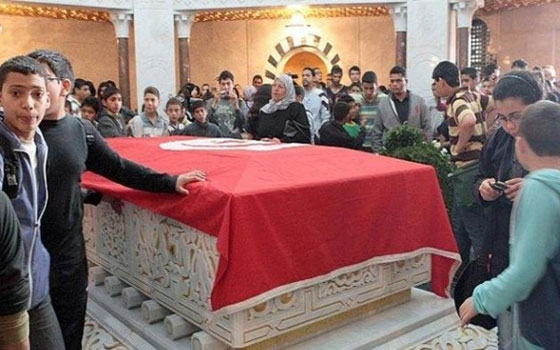   مصر اليوم - إنتحاري يفجر نفسه أمام فندق تونسي والأمن الرئاسي يحبط تفجير ضريح الرئيس بورقيبة