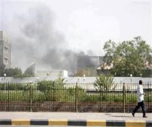   مصر اليوم - مسلحون يستهدفون مقرًا للمخابرات اليمنيّة في عدن