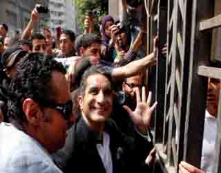 مصر اليوم - باسم يوسف يعود مجدَّدًا للسخرية ولكن بحذر