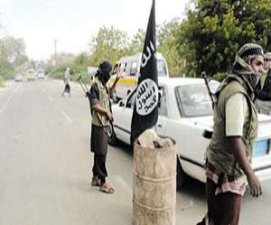 مصر اليوم - القاعدة تدفن أربع جثث من عناصرها جراء القصف الجوي