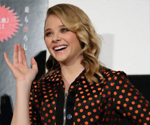 مصر اليوم - كلوي مورتيز تتألق في اليابان بعد فيلم كاري الذي خيب آمالها في أميركا