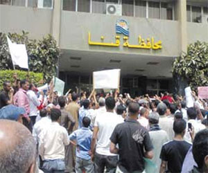   مصر اليوم - أهالي دشنا في قنا يحتجّون على فساد المحليّات