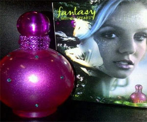   مصر اليوم - بريتنى سبيرز تحتفل بمرور 10 سنوات على عطرها فانتازي