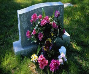   مصر اليوم - سجن شقيقتين سرقتا أكاليل زهور من المقابر لبيعها