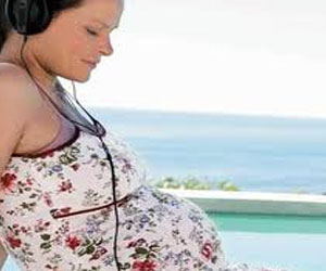 مصر اليوم - الأطفال يتذكرون الموسيقي التي تستمع اليها أمهاتهم قبل ولادتهم