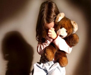   مصر اليوم - طفلة باكستانية ذات 4 سنوات اغتصبها معلمها