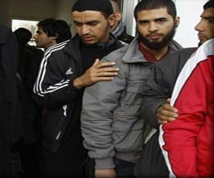   مصر اليوم - منع الملتحين دون الـ 35 عامًا من عبور الحدود التونسية الجزائرية