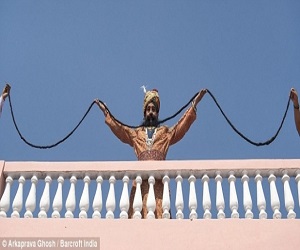   مصر اليوم - رجلٌ هنديٌّ صاحب أطول شنب في العالم