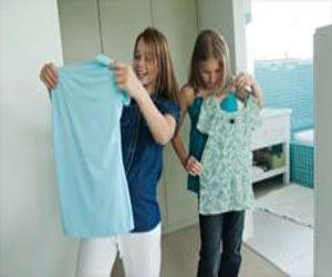   مصر اليوم - البريطانيات يتبادلن الملابس مع زميلاتهن لتوفير المال